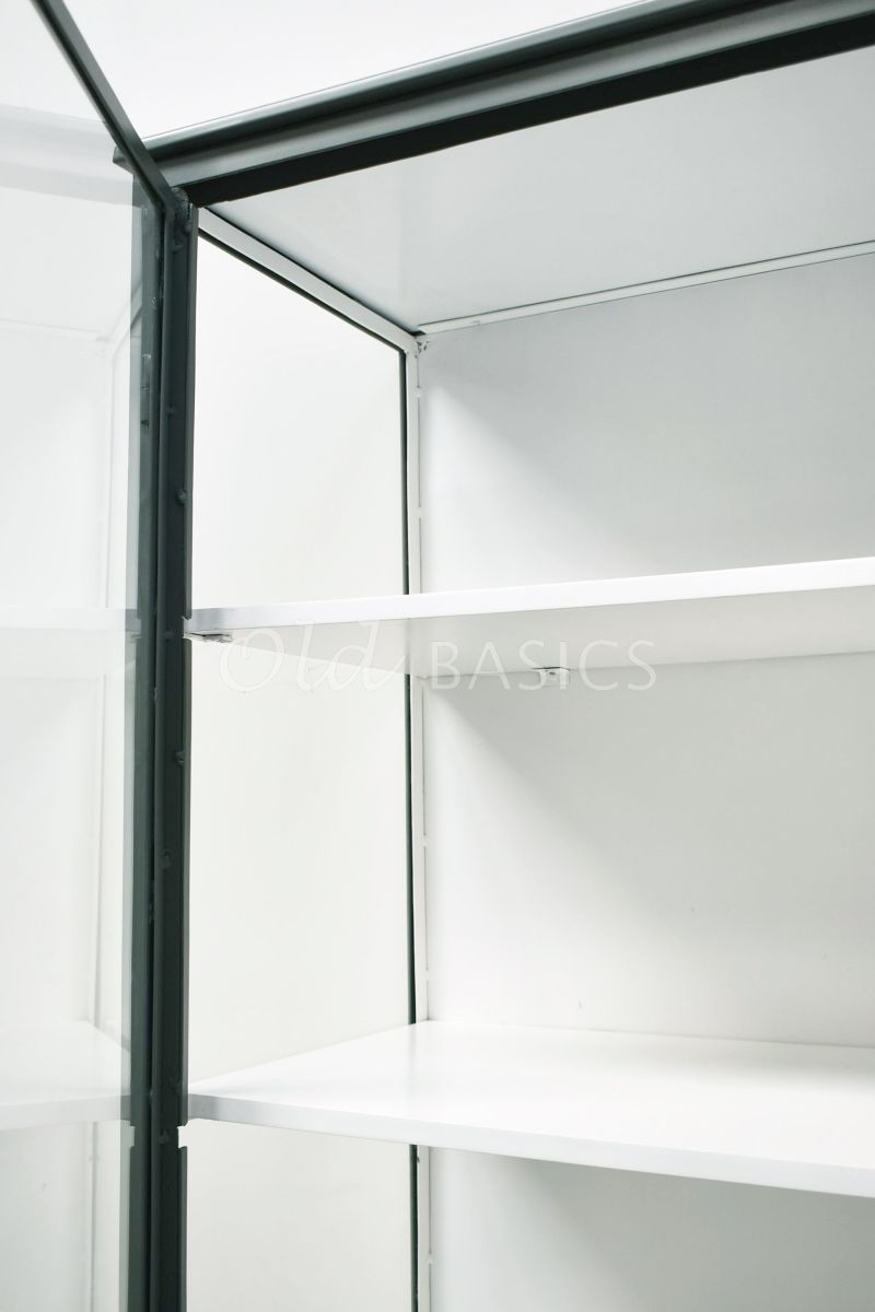 Detail van Apothekerskast Ilya Grand Lindegroen, groen, grijs, materiaal staal